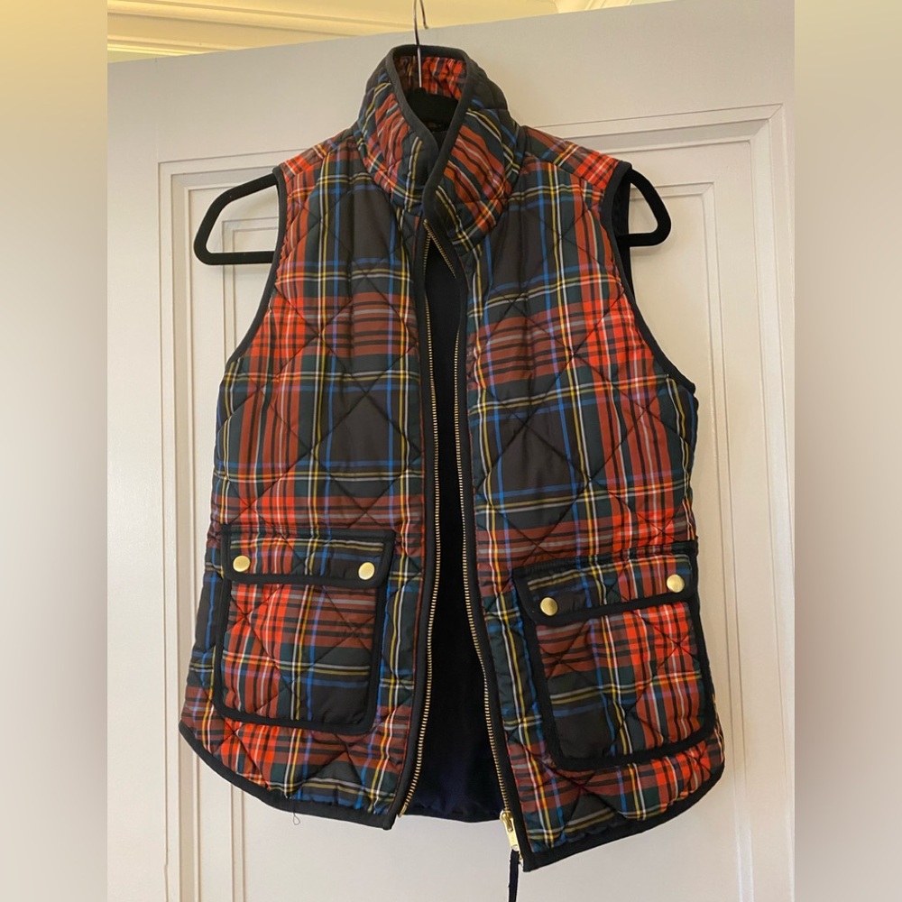 J crew brand zip up vest. Size xs. Two pockets in front